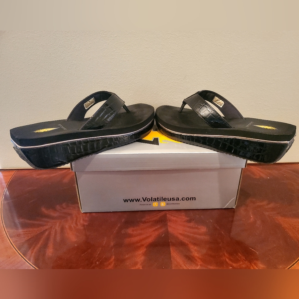 LIGHTLY USED Volatile Downunder Black Women's Size 9 Sandals - Picture 6 of 9